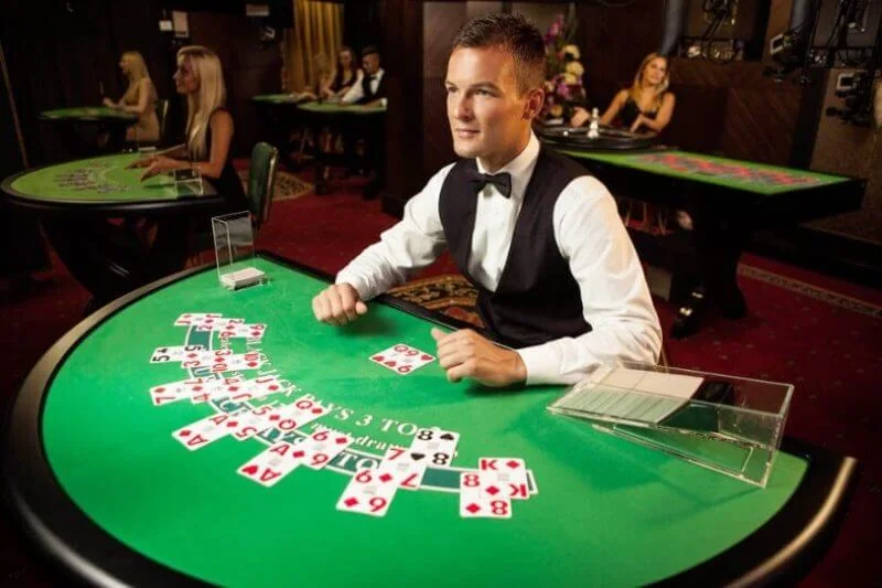 Dealer memandu permainan meja kasino live